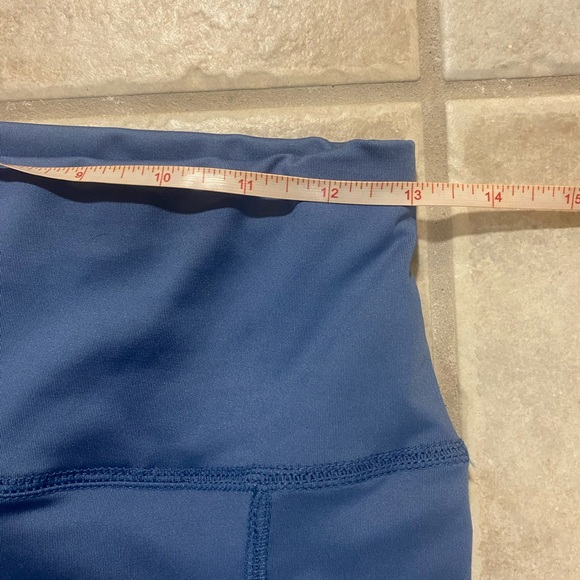 Workout leggings, size small with side pockets - Picture 4 of 5